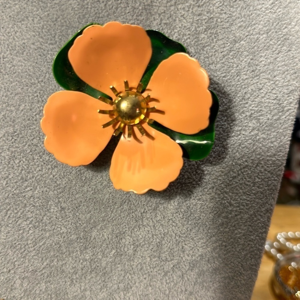 Sarah Coventry brooch. Marked on the back, beautiful, flower.​​​